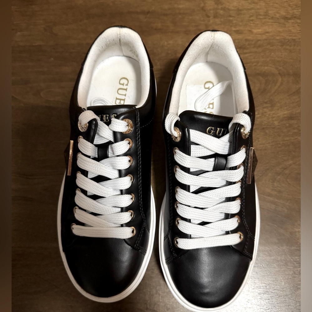 #1520 NEW. GUESS TENNIS SHOES BLACK (store sample) Tried On.